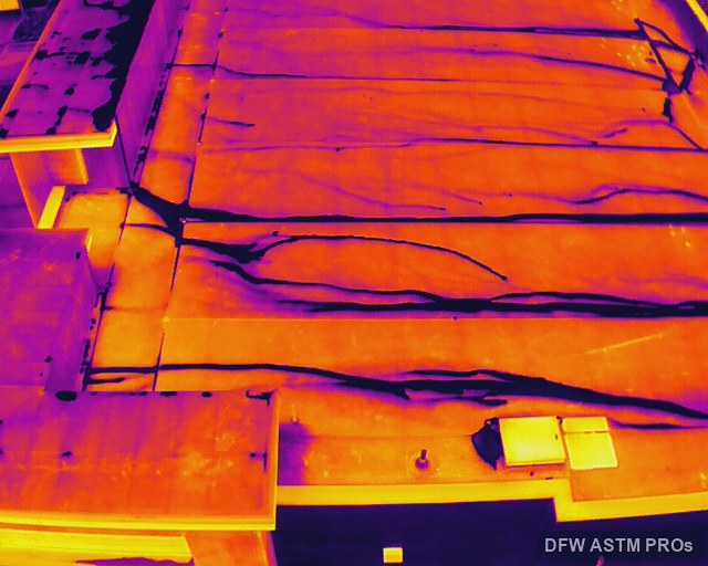 Aerial thermal overview showing irregular branching patterns across the roof
